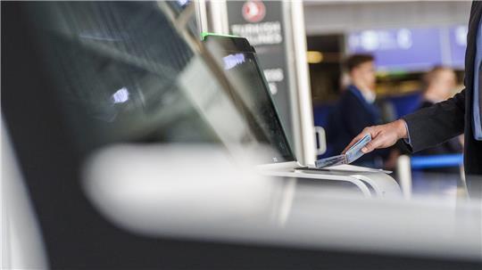 Check-in-Automat am Frankfurter Flughafen: Solche Angebote zum Einchecken ohne Personenkontakt nehmen zu.