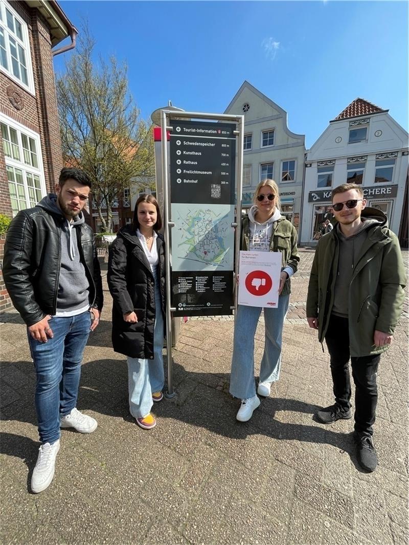 Checkten die Stader Innenstadt und verliehen einen „Daumen runter“ (von links): Niklas Irmisch, Isabelle Manier, Susanne Kersten und Hauke Godenrath.