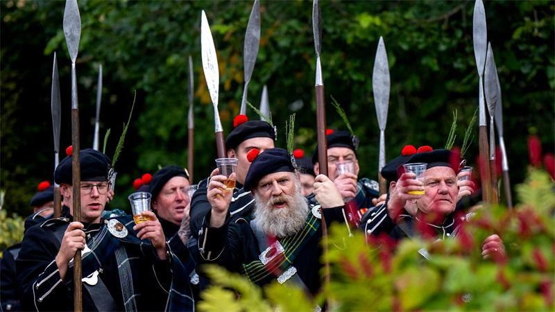 Cheers! Die Lonach Highlanders sind in in Strathdon zum zum Lonach Highland Gathering and Games  und stärken sich mit einem Schluck Whisky 