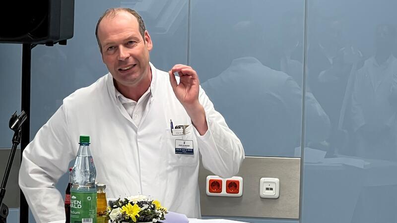 Roboter im Elbe Klinikum: Das bietet Stades neuer OP-Saal Chef-Anästhesist Professor Ole Broch erklärt als Ärztlicher Direktor die Spezialitäten des neuen OP-Saals am Standort Stade.