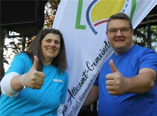 Chef-Organisatorin Martina Wagner und Samtgemeindebürgermeister Holger Falcke freuen sich über ein gelungenes Allesamt-Gemeinde-Fest in Himmelpforten.