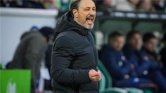 Chef-Trainer Niko Kovac von Wolfsburg reagiert an der Seitenlinie.