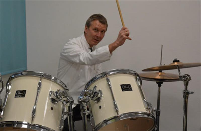 Chefarzt Professor Martin Huber am Schlagzeug in der Musiktherapie der Psychiatrie des Krankenhauses. Foto Stephan