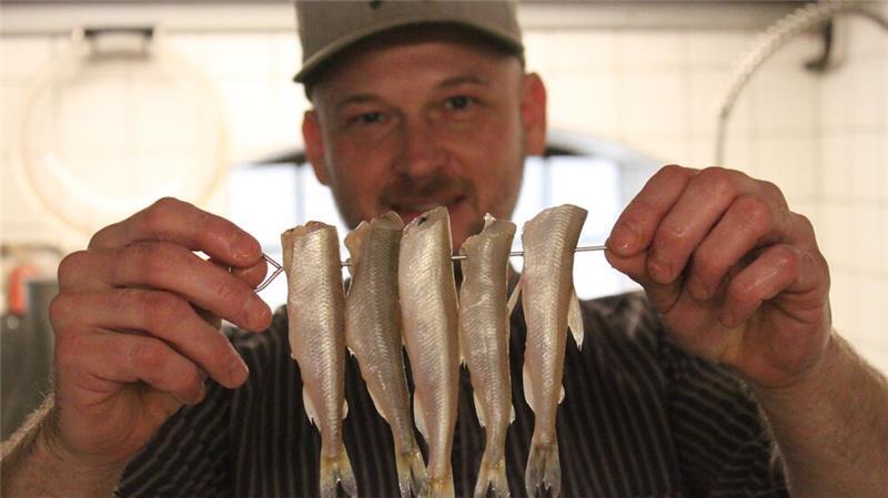 Im Traditionsrestaurant Zur Post in Cranz dreht sich alles um Fisch Chefkoch Christian Rindfleisch bereitet den Stint an Spießen zu.