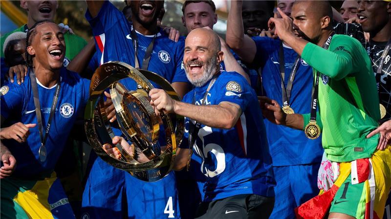 Chelsea-Trainer Enzo Maresca (M) jubelt mit der WM-Trophäe. Der Italiener coachte PSG-Trainer Luis Enrique im Finale aus. 