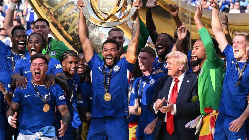 Bilder des Tages Chelseas Reece James jubelt nach dem FInale der Club-WM mit der Trophäe im Beisein von US-Präsident Donald Trump (3.v.r).