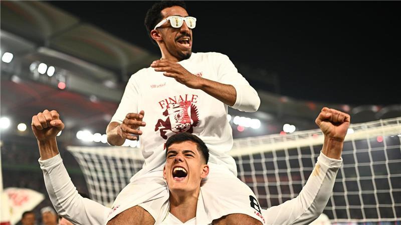 Chema Andres und Tiago Tomas vom VfB Stuttgart feiern nach dem Halbfinale im DFB-Pokal gegen den SC Freiburg.