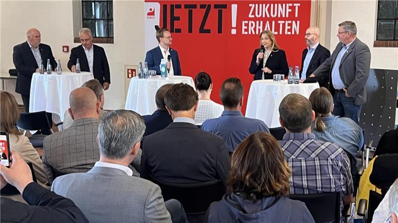 Wer hilft Dow, AOS und Co.? Viele Vorschläge und zwei Mutmacher Chemie-Talk im Von-Stemmen-Hof der Dow. Die Gewerkschaft IG BCE hatte eingeladen.