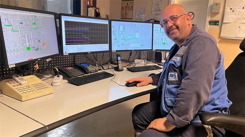 AOS im Stader Chemiepark: Der Betrieb, der niemals schläft Chemiewerker Mike Heinsohn aus Wischhafen bedient den Leitstand in der zu Ende gehenden Nachtschicht.