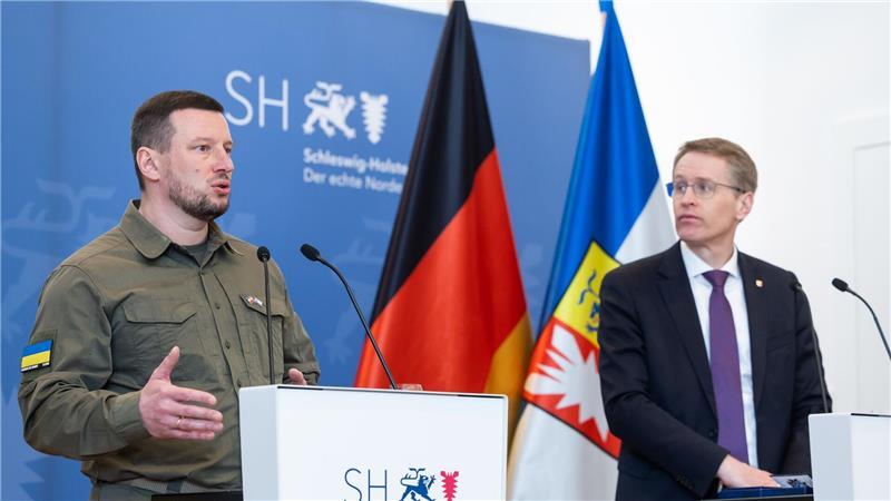 Chersons Gouverneur Oleksandr Prokudin (l.) und Schleswig-Holsteins Ministerpräsident Daniel Günther (CDU) nach dem Treffen in Kiel.