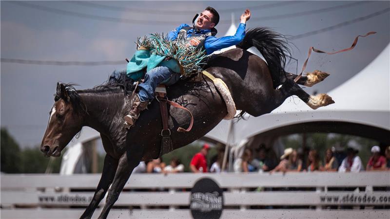 Bilder des Tages Cheyenne Frontier Days: Jess Pope im Bareback-Wettkampf