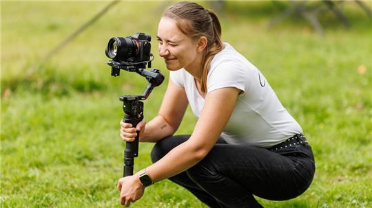 Cheyenne Skrzekowski aus Stade hat sich 2019 direkt nach ihrem Studium als Videografin selbstständig gemacht.
