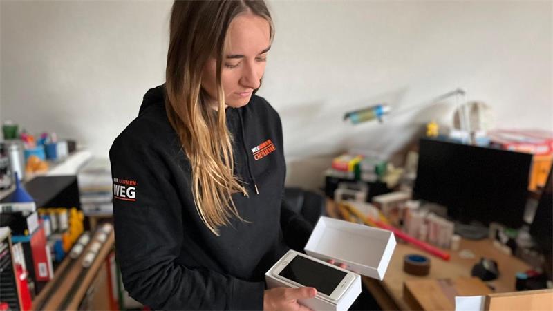 Handgranaten und schimmelige Klaviere: Ein Tag mit den Stader WEGräumern Cheyenne Skrzekowski hat ein Smartphone gefunden.