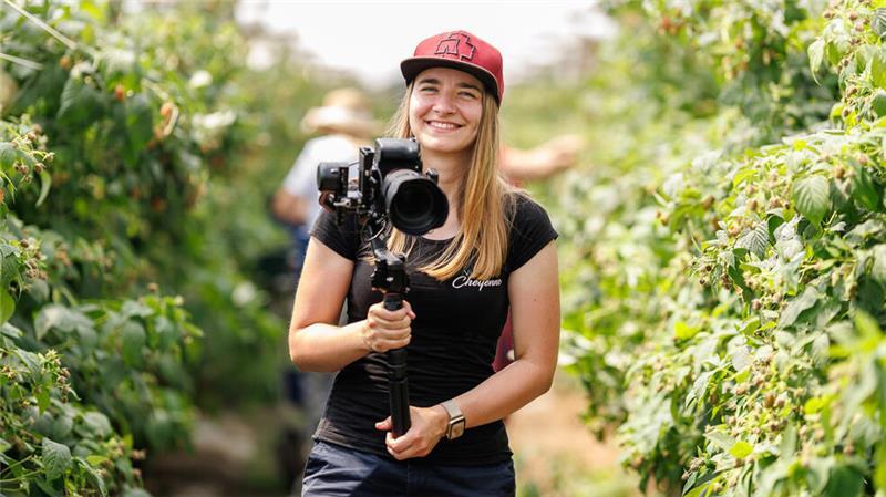Und Action! Cheyennes spannender Job als Videografin Cheyenne liebt ihren Job.