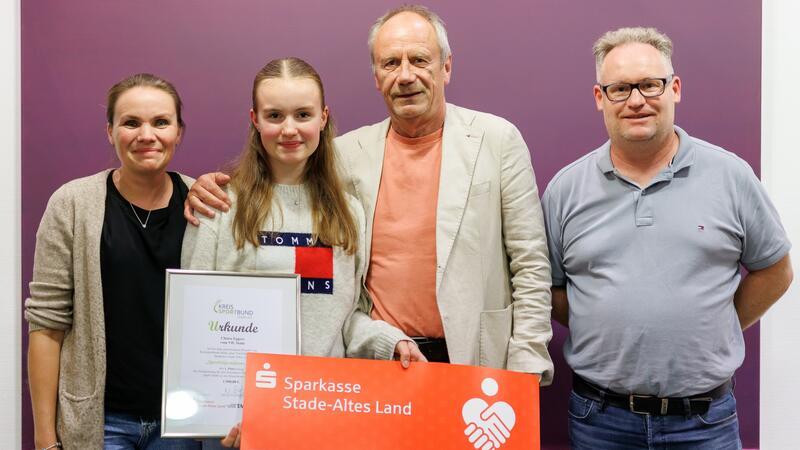 Chiara Eggers mit ihren Eltern Melanie und Marco (rechts) und ihrem Trainer Wolfgang Rabe.