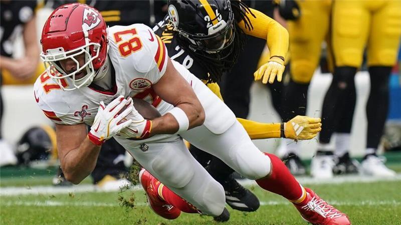 Quarterback-Star läuft bei Netflix-NFL-Premiere zu Rekord Chiefs Tight End Travis Kelce in Aktion.