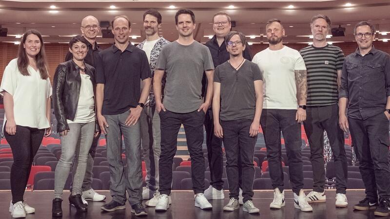 Zurück im Stadeum: ChildHood feiern Comeback für den guten Zweck ChildHood, bestehend aus Svenja Rambow (Trompete, Gesang) , Sarah Lischick (Gesang), Detlef Schuldt (Trompete), Karsten Sanders (Posaune), Michael Hensel (Gitarre), Sven Lauks (Piano, Gitarre, Gesang), Christian Rambow (Gitarre), Tim Lauks (Schlagzeug), Sven von Holten (Bass), Niko Lampio (Gesang), Dennis Dreyer (Percussions), stehen auf der Stadeum-Bühne