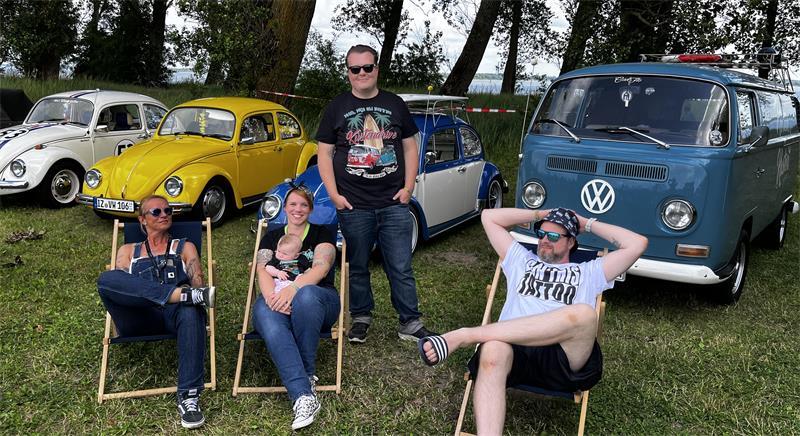 Chillen mit Oldtimern direkt am Elbstrand: Tina Gerz, Jessica, Jella und Martin Meybohm und Sören Becker beim Küstendrive.