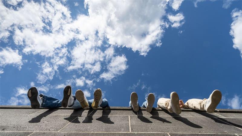 Chillen statt Arbeiten: Dieser Vorwurf wird jungen Menschen immer wieder gemacht. An Daten lässt er sich jedoch nicht belegen. (Archivbild)