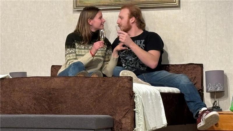 Chin-Chin! Noch ahnt das frisch verheiratete Bühnen-Ehepaar nicht, wer ihre Hochzeitsnacht alles stören wird.