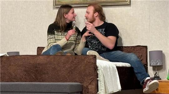 Chin-Chin! Noch ahnt das frisch verheiratete Bühnen-Ehepaar nicht, wer ihre Hochzeitsnacht alles stören wird.