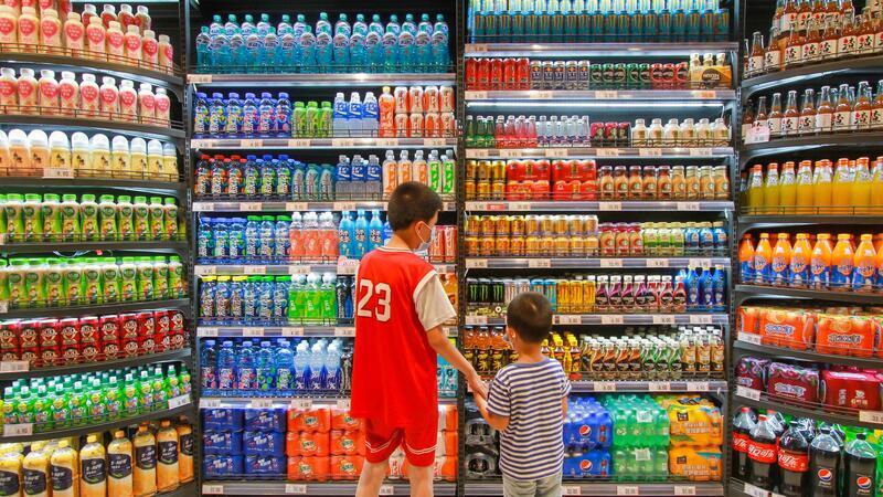 Geringe Inflation in China nach Phase der Deflation China hatte vom Herbst vergangenen Jahres bis Januar mit einer Deflation zu kämpfen, also einem Preisverfall.