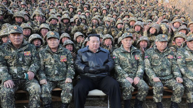 China ist ein wichtiger Verbündeter der selbst ernannten Atommacht unter Machthaber Kim Jong Un (M.).