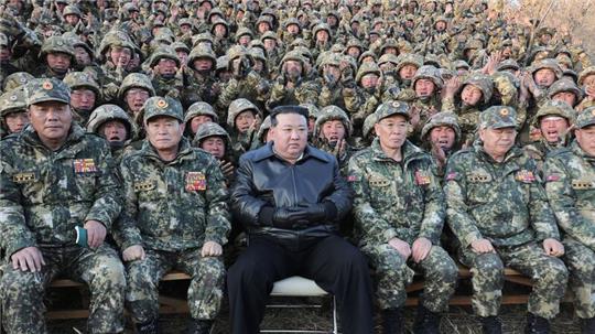 China ist ein wichtiger Verbündeter der selbst ernannten Atommacht unter Machthaber Kim Jong Un (M.).