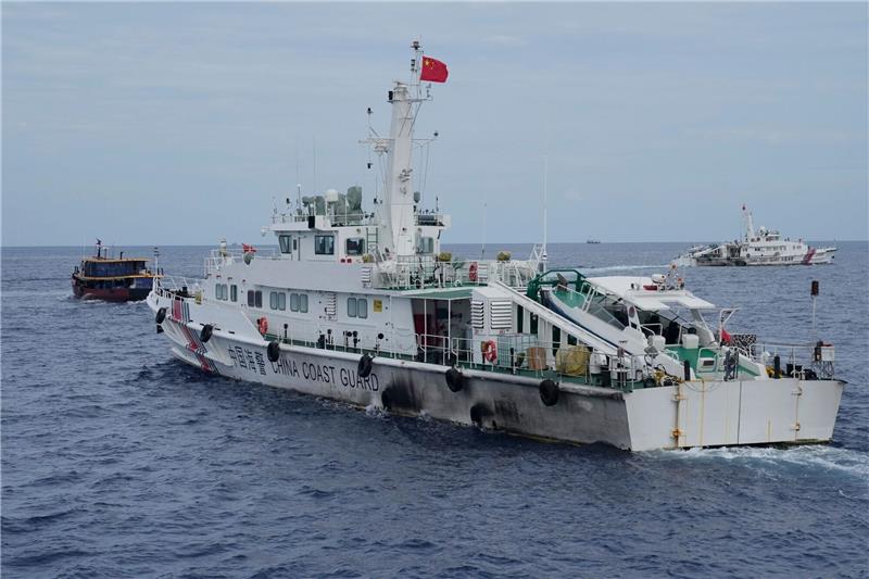 Philippinische Küstenwache: Chinesische „Barriere” entfernt China und die Philippinen haben nicht zum ersten Mal Ärger: Ein Schiff der chinesischen Küstenwache versucht hier im August, einem philippinischen Versorgungsschiff (l) den Weg zu versperren.