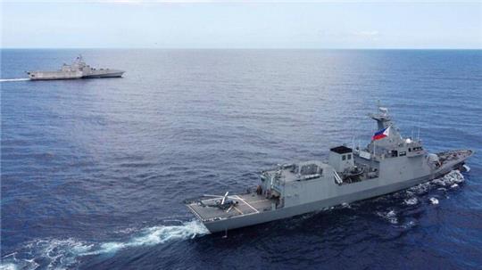 China wirft den USA vor, die „USS Gabrielle Giffords“ (l) habe sich ohne Genehmigung dem Ren’ai-Riff genähert.