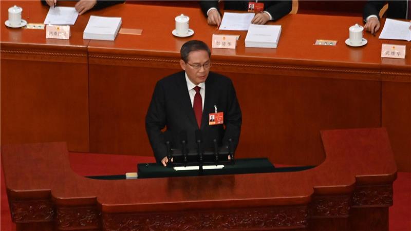 Chinas Ministerpräsident Li Qiang verliest den Arbeitsbericht der Regierung. Das Wachstumsziel ist so niedrig wie seit 1991 nicht mehr. 