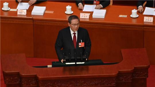Chinas Ministerpräsident Li Qiang verliest den Arbeitsbericht der Regierung. Das Wachstumsziel ist so niedrig wie seit 1991 nicht mehr. 