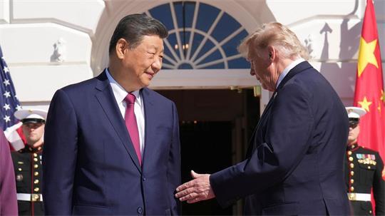 Chinas Staatschef Xi Jinping (l) reiste für drei Tage zu US-Präsident Donald Trump nach Washington. (Archivbild)