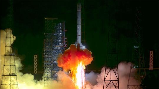 Chinas Tianwen-2-Sonde hob vergangenes Jahr an Bord einer Langer-Marsch-3B-Trägerrakete ab. Nun hat sie ihr Ziel erreicht. (Archivbild)