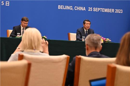 Chinas Vize-Premier He Lifeng (r.) spricht neben EU-Handelskommissar Valdis Dombrovskis auf einer Pressekonferenz nach dem EU-China-Dialog zu Handel und Wirtschaft.