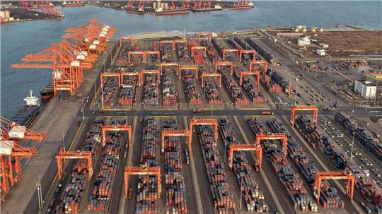 Chinas Wirtschaft hängt stark vom Export ab. (Symbolbild) 