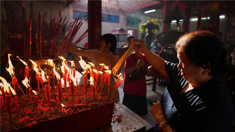 Chinesen beten in einem Tempel während der Neujahrsfeierlichkeiten in Chinatown in Yangon.