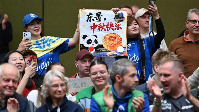 Chinesische Fans in der deutschen Bundesliga.