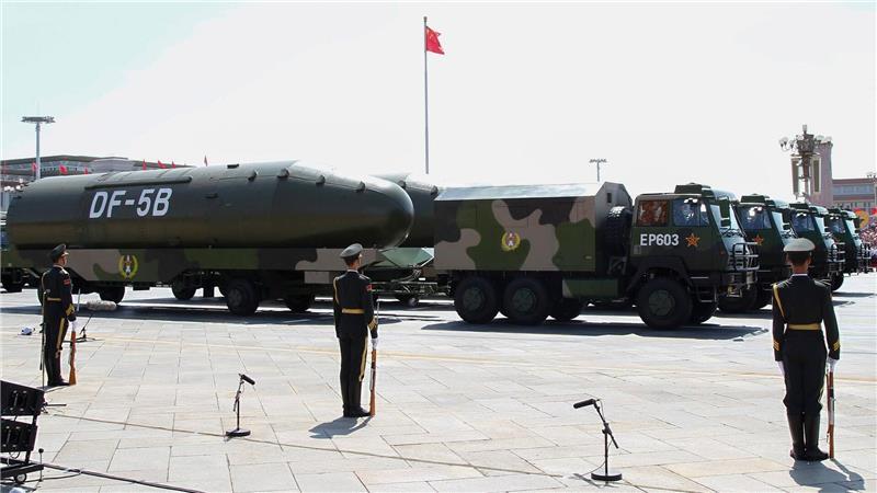 Friedensforscher warnen vor neuem nuklearen Wettrüsten Chinesische Militärfahrzeuge mit Atomraketen während einer Parade in Peking. (Archivbild)