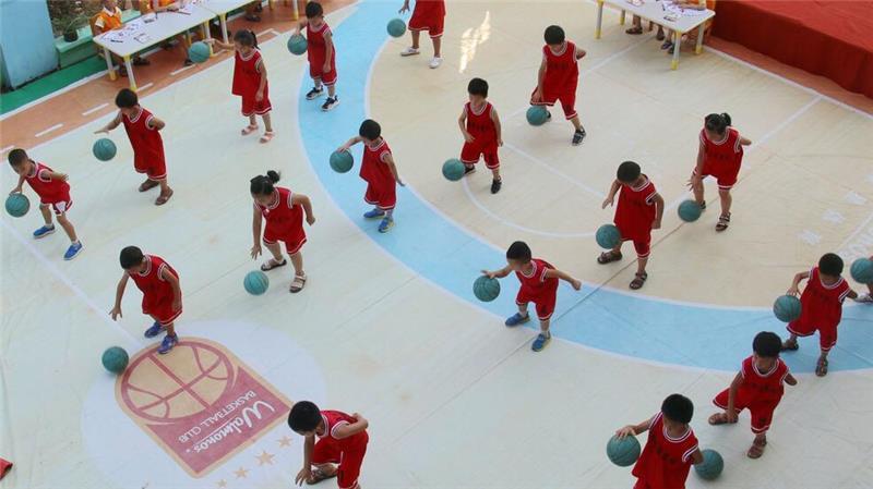 „Pummelchen“-Problem? Chinas Schüler sollen mehr schwitzen Chinesische Schulen sollen Kindern neben dem Sportunterricht die Möglichkeit geben, Ballsportarten zu spielen. (Archivbild)