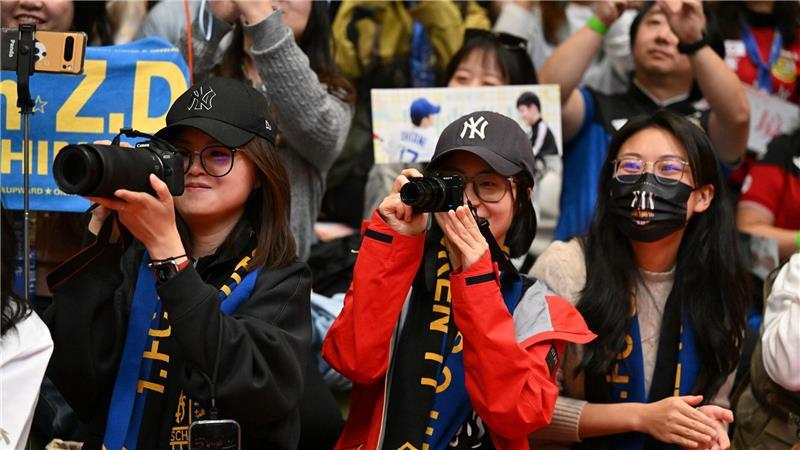 Bremer Sieg im Topspiel: Chinese sorgt für Tischtennis-Hype Chinesische Tischtennis-Fans beim Spitzenspiel der deutschen Bundesliga in Bremen.