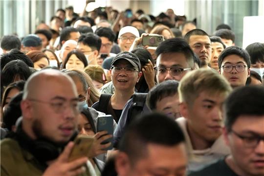Chinesische Touristen kommen am Flughafen Suvarnabhumi International Airport in der thailändischen Provinz Samut Prakarn an.