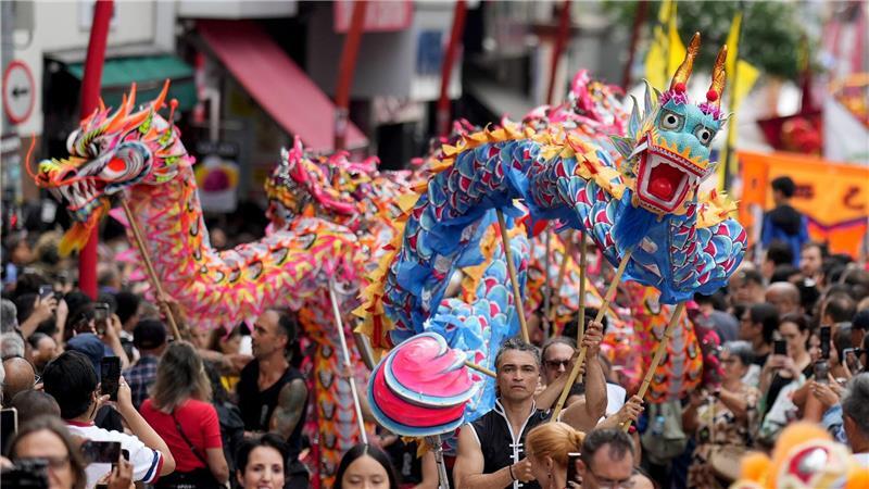 Chinesischer Drachentanz in Brasilien: Tänzer feiern das chinesische Neujahrsfest im asiatischen Viertel Liberdade im brasilianischen Sao Paulo.
