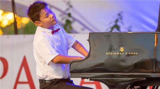 Chinesisches Wunderkind am Klavier in Stade.