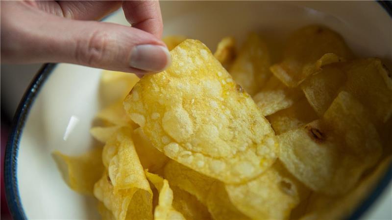 Essen im Bett? Für viele Menschen ein No-Go Chips gehören zu den beliebtesten Snacks bei Verbrauchern in Deutschland - manche essen sie auch im Bett. (Archivfoto)