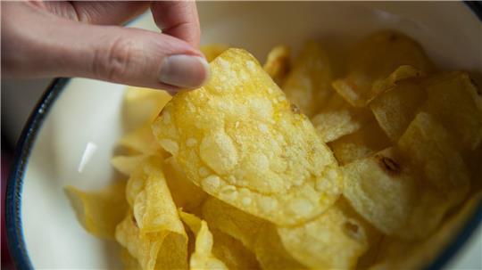 Chips gehören zu den beliebtesten Snacks bei Verbrauchern in Deutschland - manche essen sie auch im Bett. (Archivfoto)