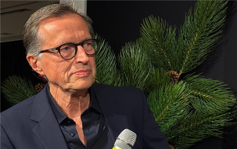 Chirurg Dr. Hans-Wolfram Körner erzählt in der Talkshow Neuigkeiten zu seiner beruflichen Karriere nach der Zeit im Elbe Klinikum.