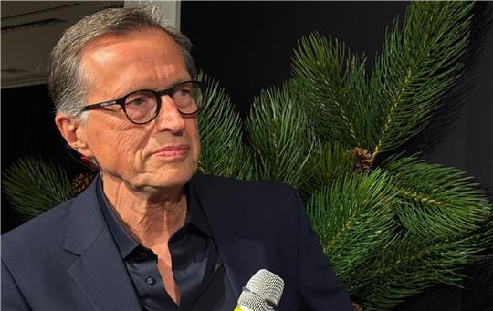 Chirurg Dr. Hans-Wolfram Körner erzählt in der Talkshow Neuigkeiten zu seiner beruflichen Karriere nach der Zeit im Elbe Klinikum.