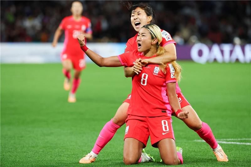 Cho So-hyun (vorne) jubelt mit Choo Hyo-joo über die frühe Führung.
