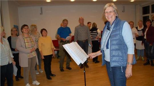 Chorleiterin Agnes Schrage probt mit den Happy Voices montags im Apenser Gemeindehaus.
